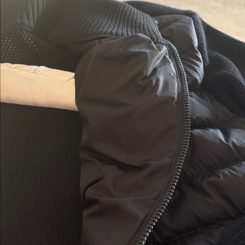 Men’s Canada Goose HyBridge knit jacket. - Picture 9 of 15